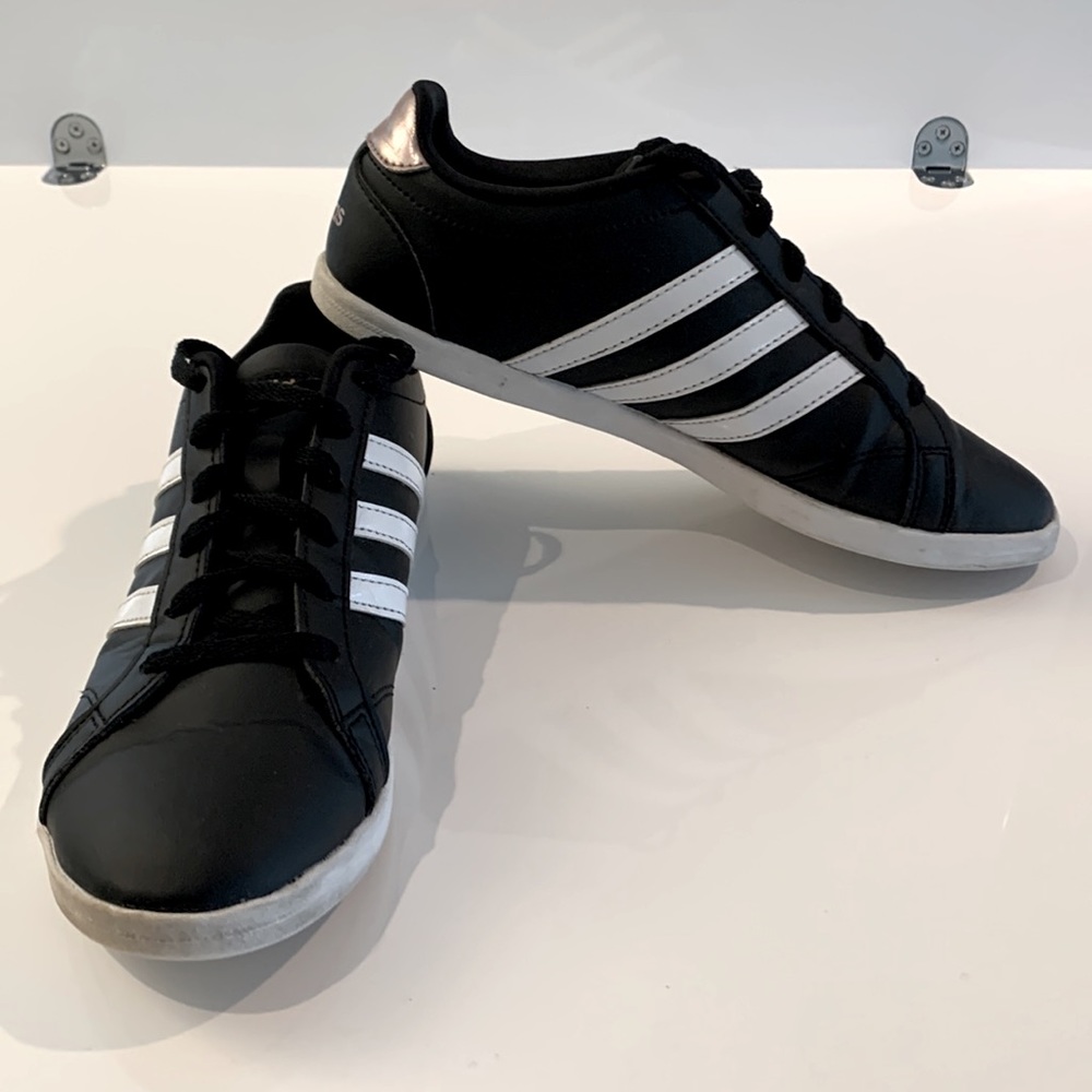 Adidas Women’s black lace-up sneakers with rose gold trim ✨Like New✨